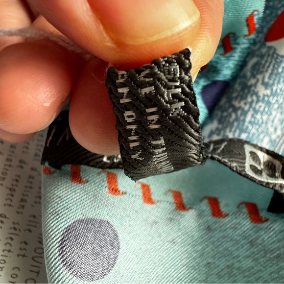 Inoui Toosh Luxe 100% Silk Scarf 70*70 Cm NWT - Picture 5 of 5